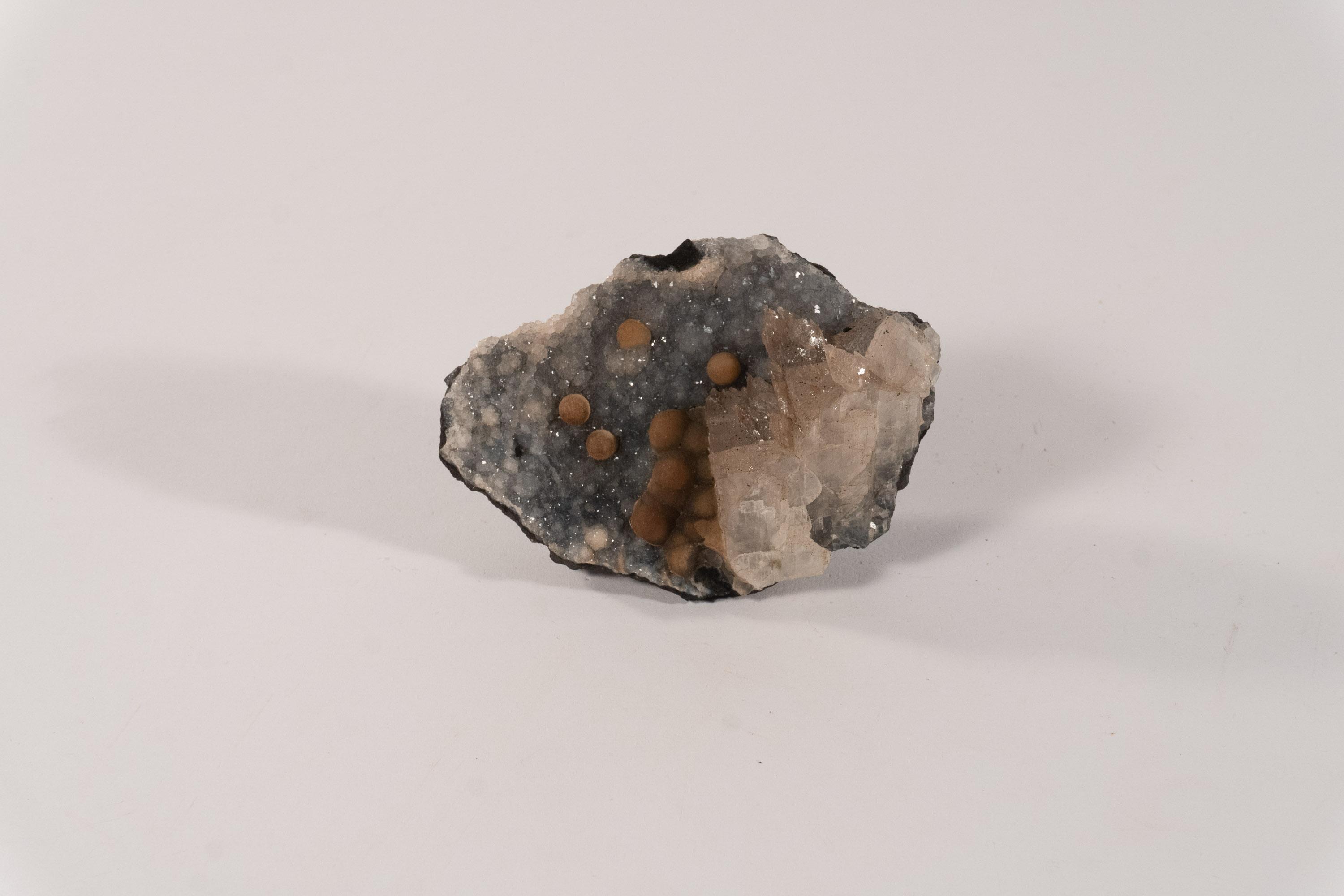 Fluorita com Calcita e Quartzo no Basalto